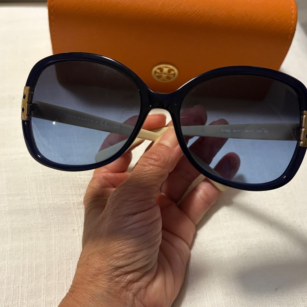 Tory Burch Navy Sunglasses with Bold Orange Case. Great condition, no scratches - Picture 8 of 11